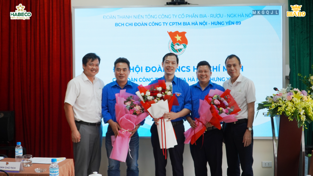 Hình 6: Những bó hoa tươi thắm được trao tặng như lời tri ân đến BCH nhiệm kỳ cũ.