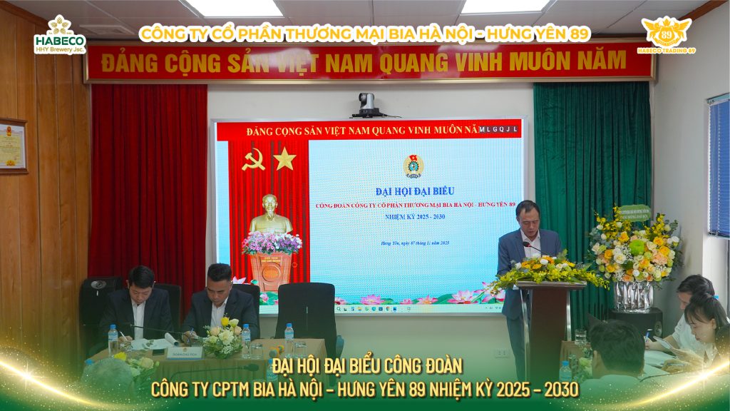 Hình ảnh: Ông Vũ Đình Khôi – Chủ tịch CĐ khóa III trình bày Báo cáo tổng kết nhiệm kỳ