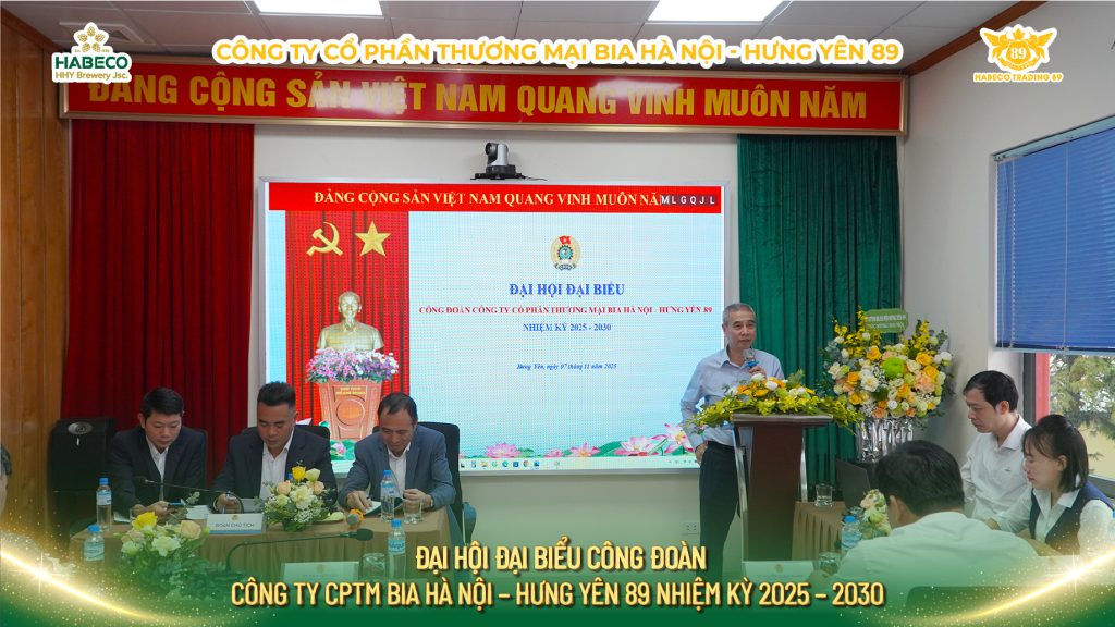 Hình ảnh: Ông Phạm Việt Dũng – Chủ tịch CĐ TCT CP Bia – Rượu – NGK Hà Nội đọc Quyết định chỉ định BCH Công đoàn khóa IV, nhiệm kỳ 2025–2030 & danh sách đại biểu dự Đại hội Công đoàn Tổng Công ty