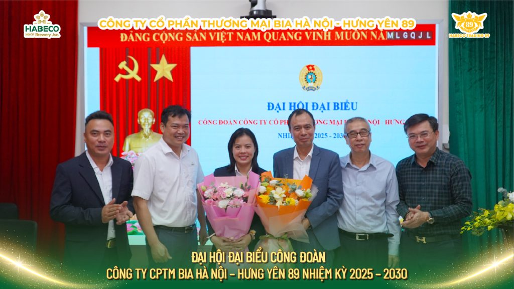 Hình ảnh: Những bó hoa tươi thắm tri ân BCH khóa cũ – lời cảm ơn chân thành từ Ban Lãnh đạo và toàn thể đoàn viên